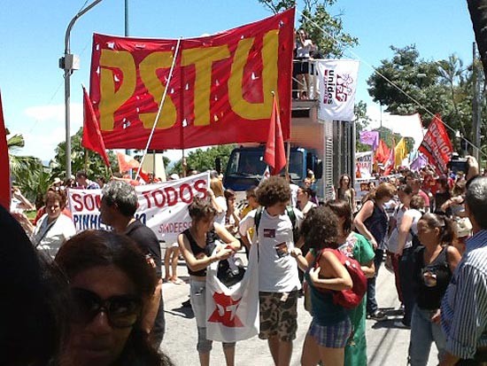 Ex-moradores protestam contra desocupação do Pinheirinho em São José dos Campos