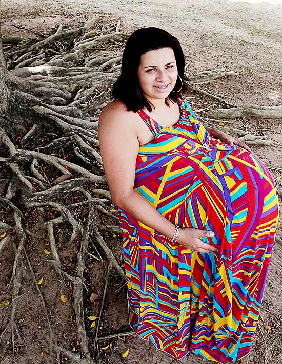 Pedagoga posa para foto com falsa barriga, em Taubaté (SP)