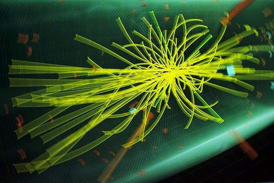 Gráfico mostra como são os traços da colisão de partículas no CMS, um dos experimentos do acelerador LHC; esses traços deram a pista sobre o bóson de Higgs