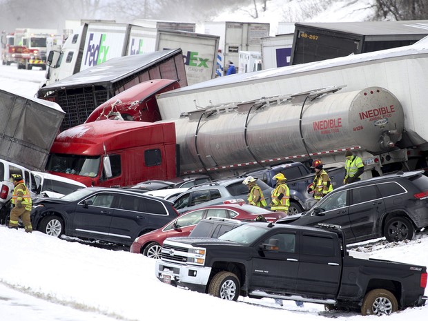 Veículos ficaram empilhados em acidente na Pensilvânia, nos Estados Unidos (Foto: Daniel Zampogna/PennLive.com via AP)