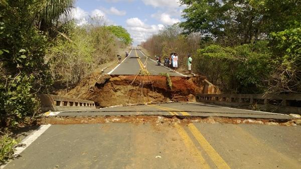 Ponte desaba na PI 117(Imagem:Ricardo Nunes)