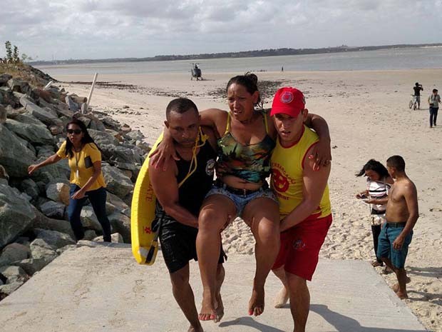 Bombeiros salvam passageiros do catamarã que naufragou em São Luís (Foto: Douglas Pinto/TV Mirante)