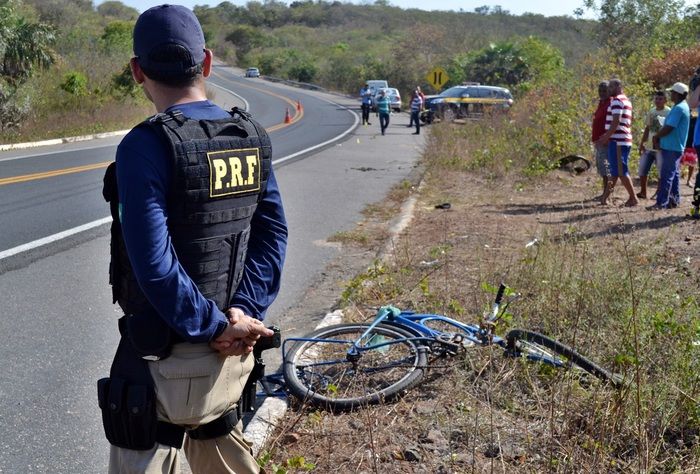 Equipes da Polícia Rodoviária Federal de Parnaíba estiveram no local do acidente. (Foto: Kairo Amaral)