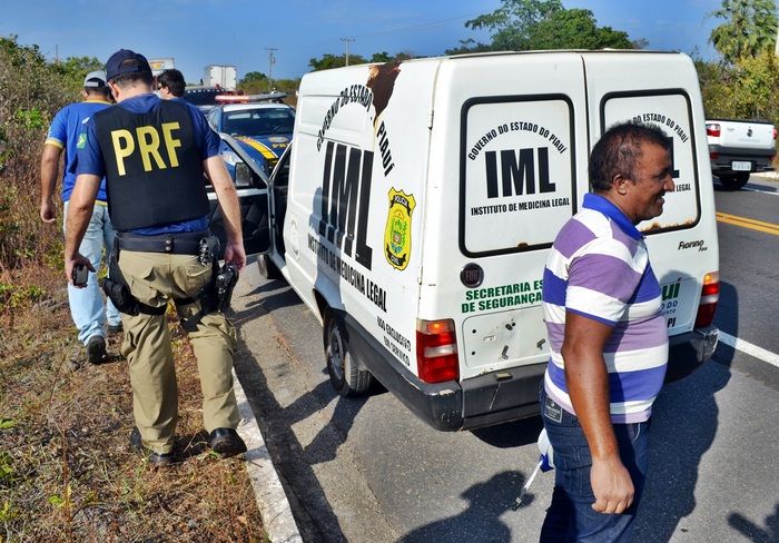 O IML realizou a remoção do corpo. (Foto: Kairo Amaral)