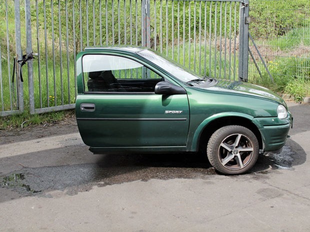 Corsa foi cortado em dois em suposta 'divisão de bens'  (Foto: Reprodução/Ebay.de)