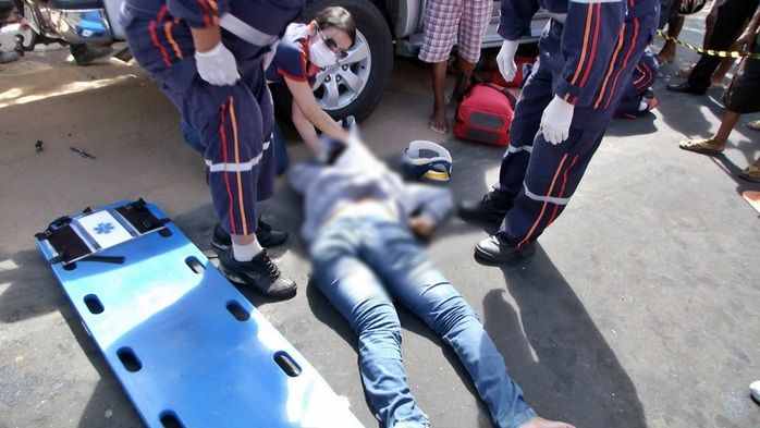 Vítima sendo socorrida pelos profissionais do SAMU. (Foto: João Júnior)