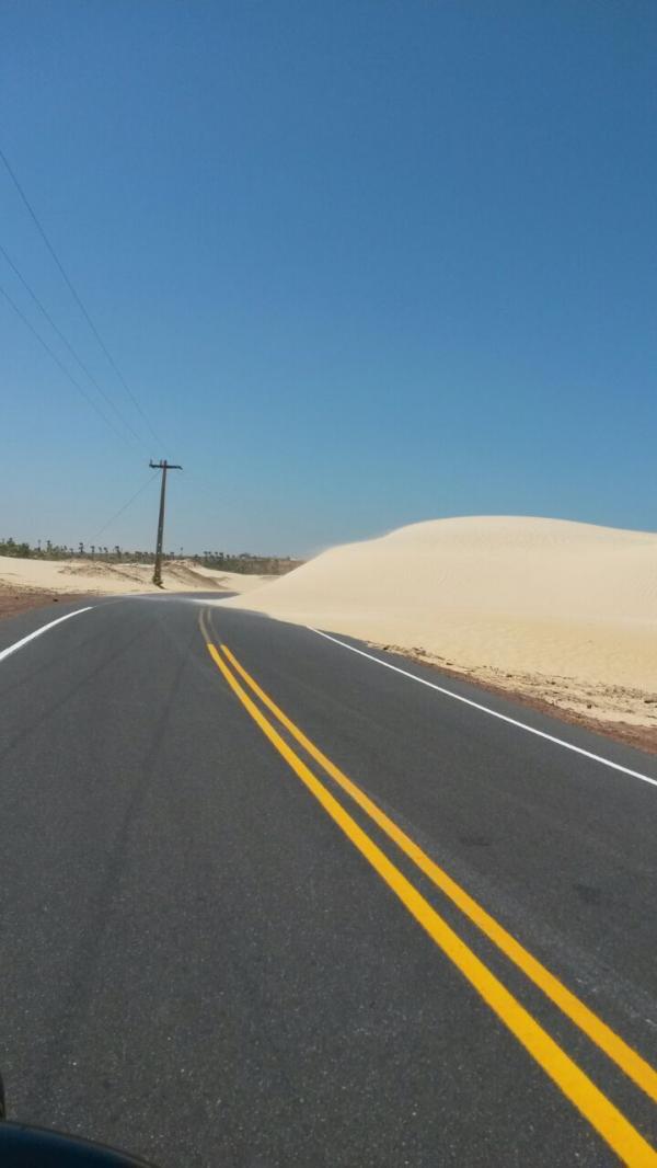 Rodovia de Luís Correia que dá acesso à praia de Macapá e Cajueiro da Praia está quase toda interditada pelas dunas(Imagem:Divulgação: Turista)