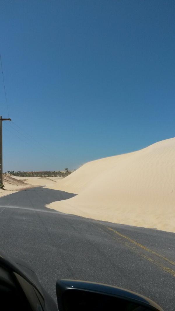 Rodovia de Luís Correia que dá acesso à praia de Macapá e Cajueiro da Praia está quase toda interditada pelas dunas(Imagem:Divulgação: Turista)