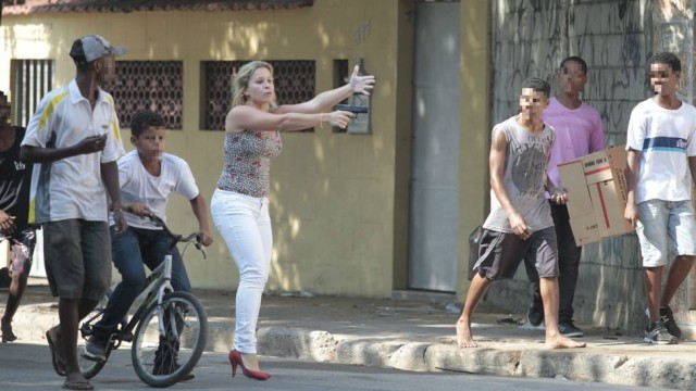 A loira com a arma nas mãos