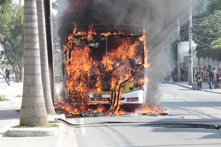 O ônibus em chamas na Leopoldo Bulhões