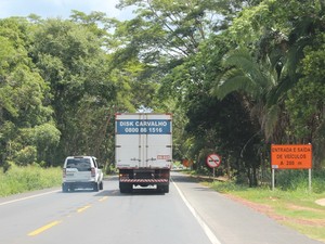 Motorista faz ultrapassagem indevida no trecho da BR 343 na saída de Teresina (Foto: Gil Oliveira/G1)