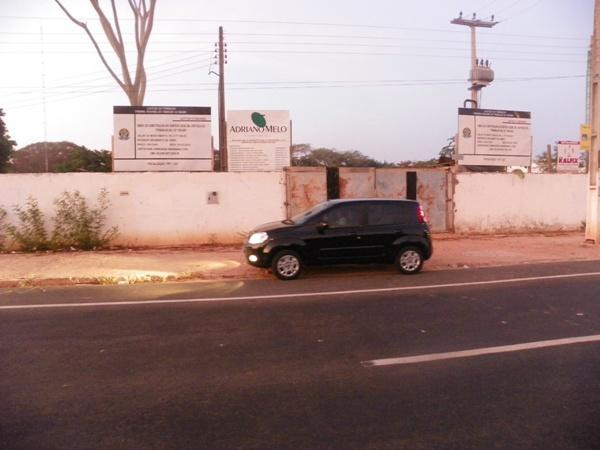 Carro de Fernanda parado em frente à obra do prédio do MPF(Imagem:Wanessa Gommes/GP1)