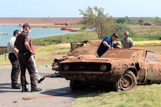 Veículos foram resgatados na terça-feira (17) de um lago em Oklahoma, nos EUA (Foto: The Elk City Daily News, Larissa Graham/ AP)