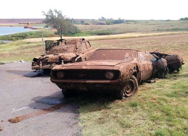 Carros são resgatados por mergulhadores em lago de Oklahoma, nos EUA (Foto: The Elk City Daily News, Larissa Graham/ AP)