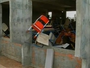 Salas inacabadas viraram depósito de materiais velhos que não são mais utilizados pela escola (Foto: Reprodução/TV Anhanguera)