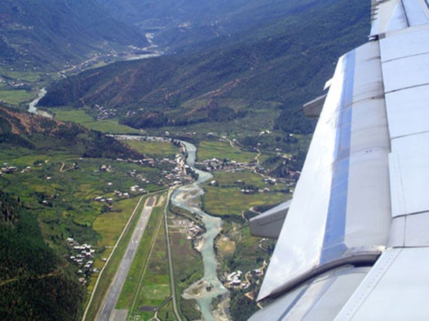 Paro Airport, no Butão, eleito um dos que oferecem os pousos mais belos do mundo (Foto: Divulgação/PrivateFly)