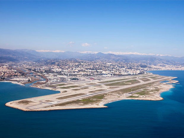 Aeroporto de Nice, na França, eleito um dos que oferecem os pousos mais belos do mundo (Foto: Divulgação/PrivateFly)