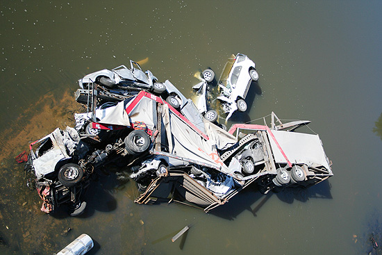 Caminhão-cegonha ficou completamente destruído após cair de uma ponte na BR-290 