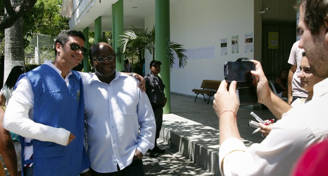 Joaquim Barbosa, ministro do Supremo Tribunal Federal (STF), e relador do processo do Mensalão, vota no Clube Monte Líbano, zona sul do Rio de Janeiro (Foto: Mônica Imbuzeiro / Agência O Globo)