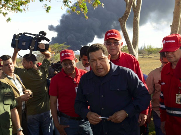 Chávez visitou local da tragédia na Venezuela neste domingo (Foto: AFP)