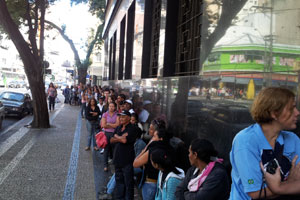 Fila para atendimento da Justiça Eleitoral em Campinas (Foto: Luciano Calafiori/G1)