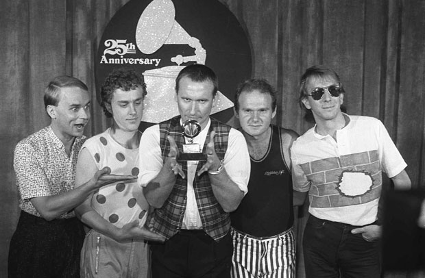 Foto de 1983 mostra os membros do grupo Men at Work, com Greg Ham à esquerda. O músico foi encontrado morto nesta quinta-feira (19) (Foto: AP)