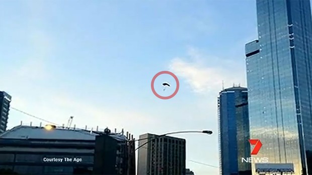 Um dos 'base jumpers' foi flagrado por um passante durante salto não autorizado em Melbourne (Foto: Reprodução/Channel 7)