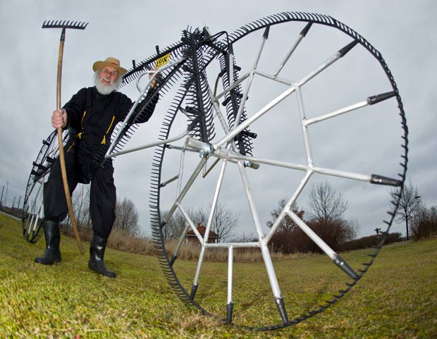 Dieter Senft criou uma bicicleta feita com 111 rastelos. (Foto: Patrick Pleul/AFP)