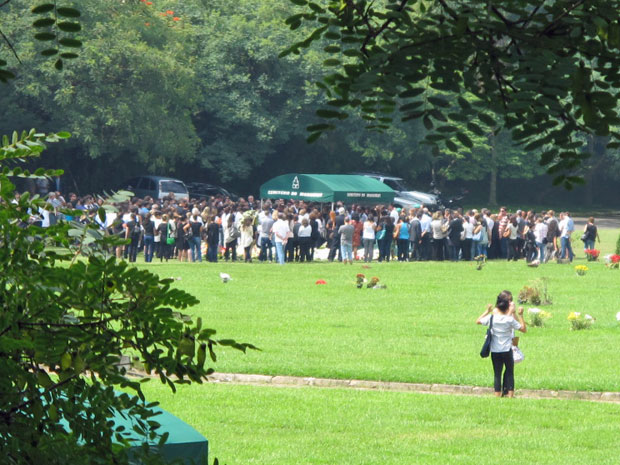 Cerca de 300 pessoas foram ao enterro (Foto: Marcelo Mora/G1)