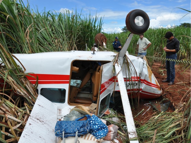 Após pane, avião de pequeno porte cai em canavial em MS (Foto: Luciana Aguiar/ Costa Rica em Foco)