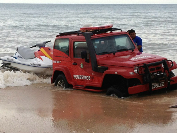 Veículo do Corpo de Bombeiros Militar do Ceará atolou na tarde deste domingo (19) na praia de Canoa Quebrada, no litoral leste (Foto: Freitas Júnior/Arquivo Pessoal)