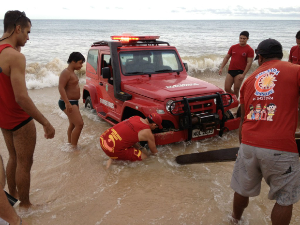 De acordo com turistas que estavam presentes no local, o veículo tentava resgatar um jet ski quando atolou. Um veículo do Batalhão de Policiamento Turístico (BPTur) foi acionado para resgatar o carro do Corpo de Bombeiros (Foto: Freitas Júnior/Arquivo Pessoal)