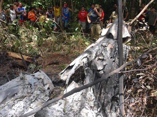 Destroços do bimotor que caiu na cidade de Cametá, PR. (Foto: Antônio Cícero/FOTOARENA/AE)