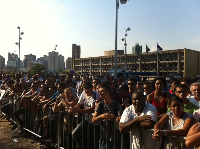 Público se amontoa para ouvir a sentença (Foto: Roney Domingos/G1)