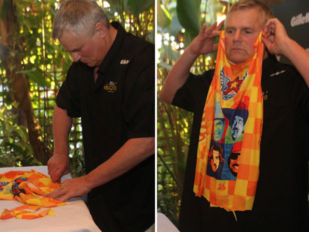 Ator Richard Dean Anderson, conhecido como "MacGyver", mostrou o resultado da customização de abadá nesta quarta-feira (15), em Salvador (Foto: Edgar de Souza/G1)