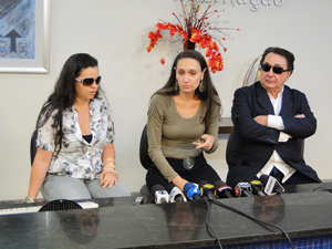 Gabrielle Burcci, Renata Costa Lana e Souza e o pai dela, Lucio Vasconcelos (Foto: Pedro Triginelli/G1)