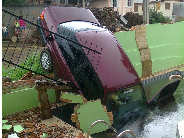 Carro invadiu pátio de residência e atropelou pai e filho na piscina 620x465 (Foto: Eveline Poncio/RBS TV)