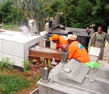 Outros oito corpos devem ser exumados nesta quinta-feira (FRANCISCO COUY (ASSISTENTE TECNICO DO IML)/DIVULGACAO )