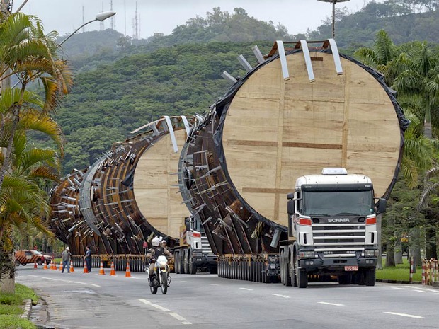 Transporte de torres pode provocar engarrafamento, no ES (Foto: Divulgação/PRF)