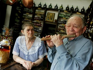 Teresa e Alfredo Mapurunga produzem licores e doces (Foto: Silvana Tarelho / Agência Diário)