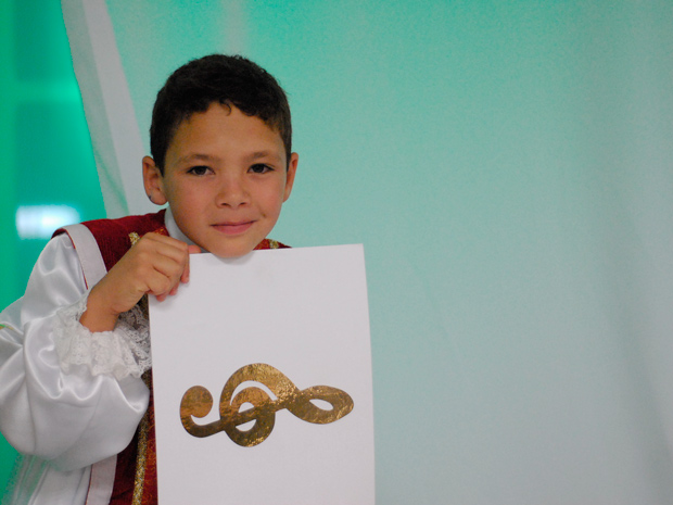 Gabriel Salgado, de 9 anos, prepara-se para entrar em cena. (Foto: Vinícius Sgarbe/G1 PR)