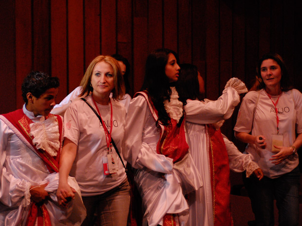 Crianças cantoras e anjos deixam concentração, para estreia. (Foto: Vinícius Sgarbe/G1 PR)