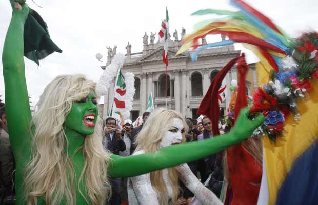 Ativistas do grupo feminista Femen pintam-se nas cores da bandeira italiana durante protesto neste sábado (5) em Roma (Foto: AP)