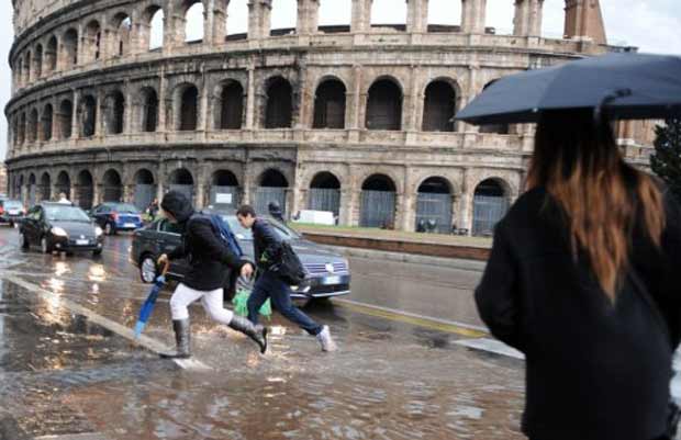 Rua alagada em frente ao Coliseu, em Roma, nesta quinta-feira (20) (Foto: AFP)