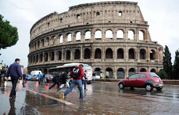 Rua alagada em frente ao Coliseu, em Roma, nesta quinta-feira (20) (Foto: AFP)