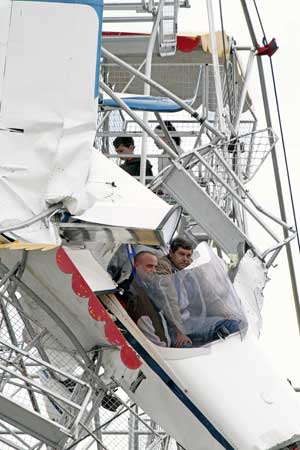 As duas crianças, o piloto e o passageiro do ultraleve antes do resgate (Foto: AP)