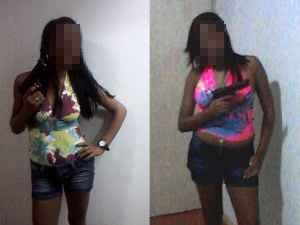 Duas mulheres de 21 anos aparecem segurando armas em fotos de celular de amiga morta em quartel da FAB neste domingo (7). Imagem foi alterada pelo G1 para preservar a identidade delas (Foto: Divulgação/Polícia Civil)