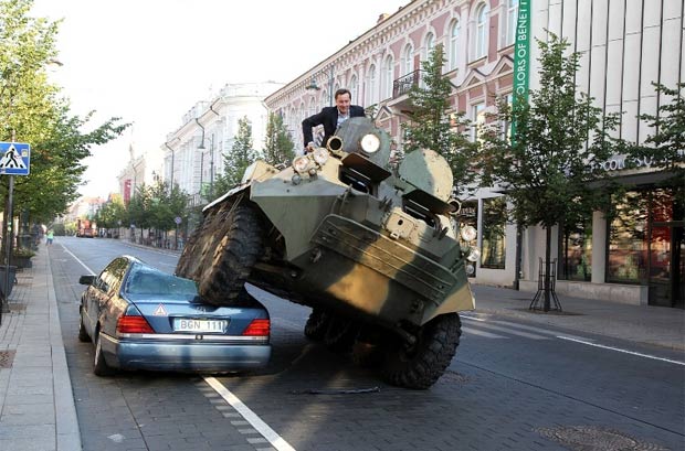 Prefeito de Vilnius passou por cima do veículo com um blindado. (Foto: Reprodução/Prefeitura de Vilnus)