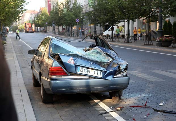 Motorista de Mercedes havia estacionado em ciclovia. (Foto: Reprodução/Prefeitura de Vilnius)