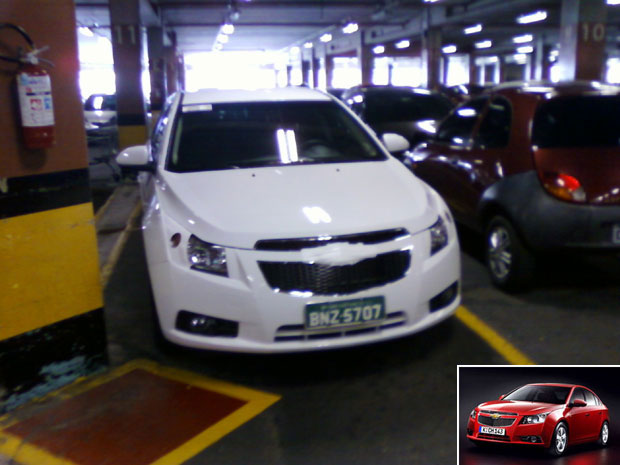 Sedã GM Cruze foi flagrado por internauta em estacionamento de shopping (Foto: Luiz Carlos Vicolle/VC no G1)